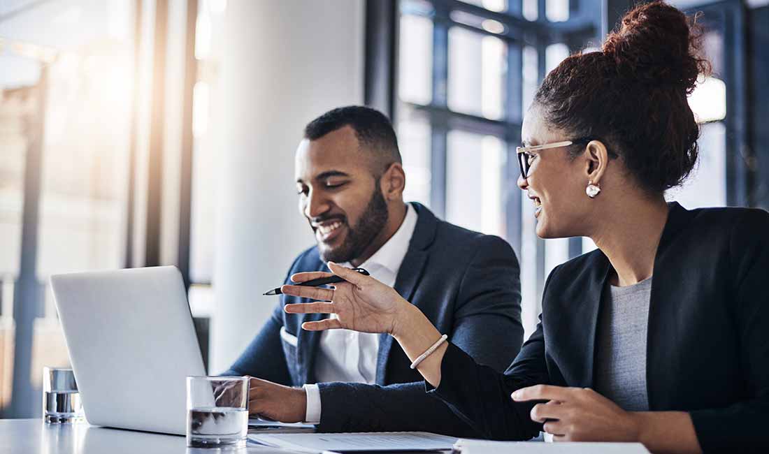 ノートパソコンで作業しているチーム