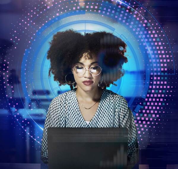 ノートパソコンを持つ女性