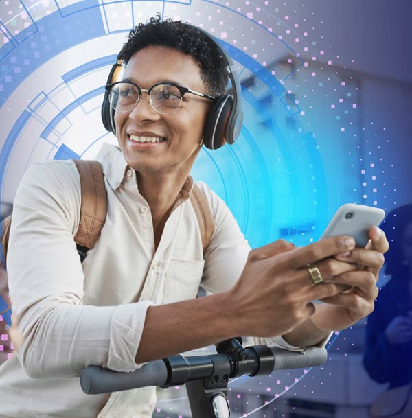 携帯電話を持っている男性