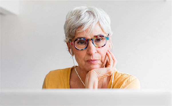 コンピューターに向かう女性